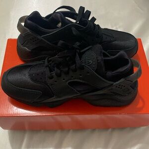 New Black Nike Air Huarache size 7 in women’s